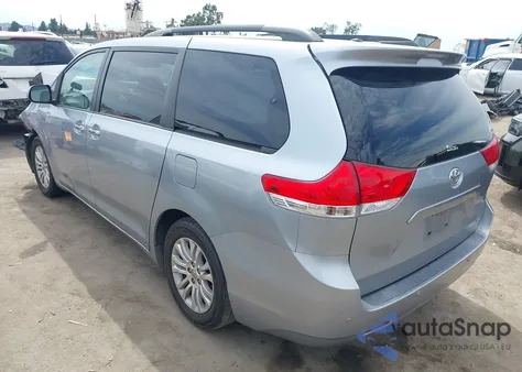 2014 Toyota Sienna Xle V6 8 Passenger z USA, uszkodzony, nr VIN 5TDYK3DC7ES510692